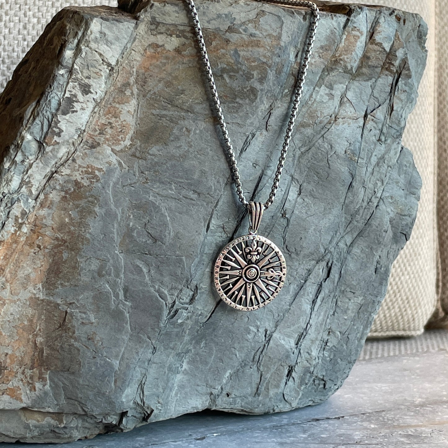 Lys Compass Necklace