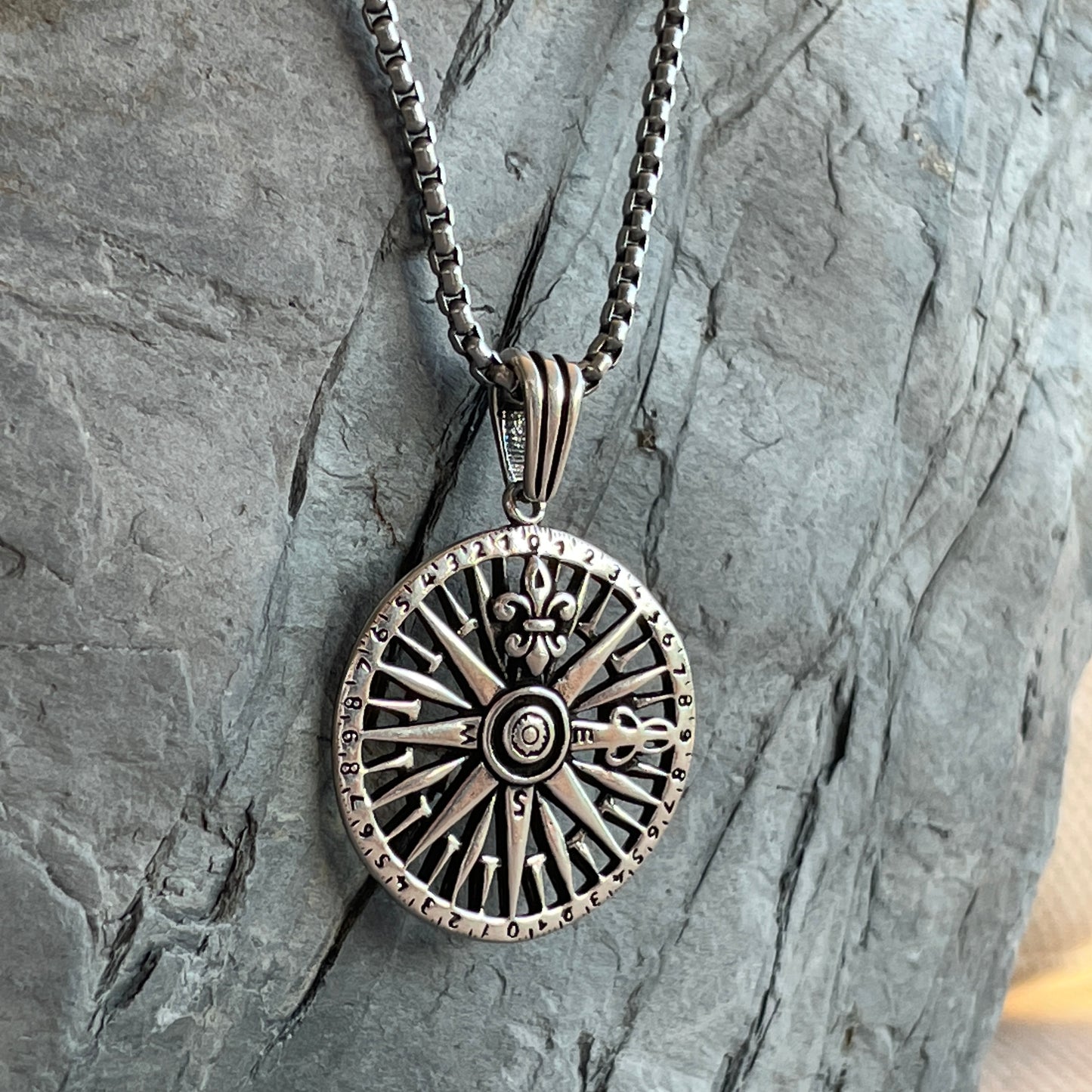 Lys Compass Necklace